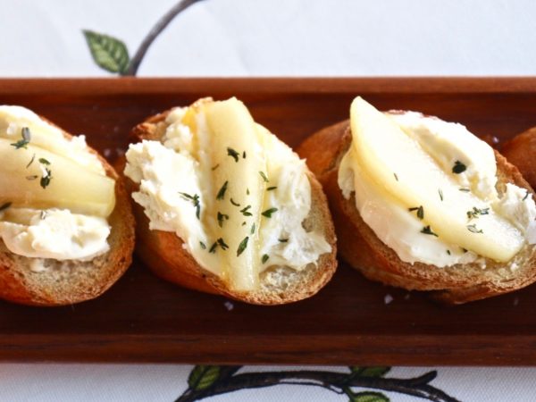 Rostade snittar med fransk ost och päron