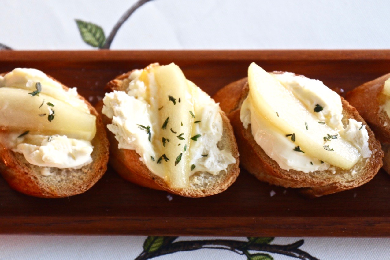 Rostade snittar med fransk ost och päron