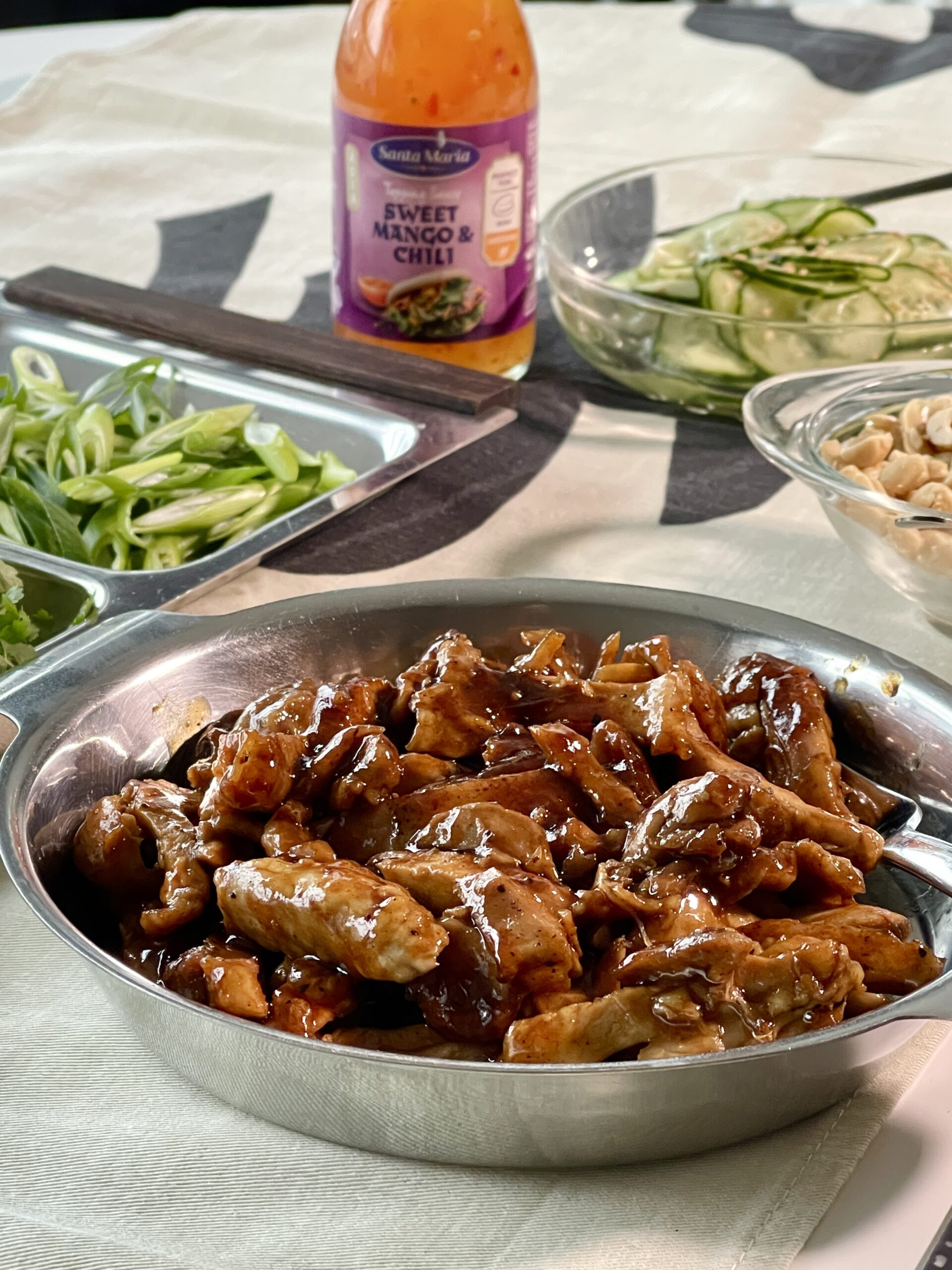 Steamed Bao Bun med kyckling i Cooking Sauce Dark Soy & Garlic.