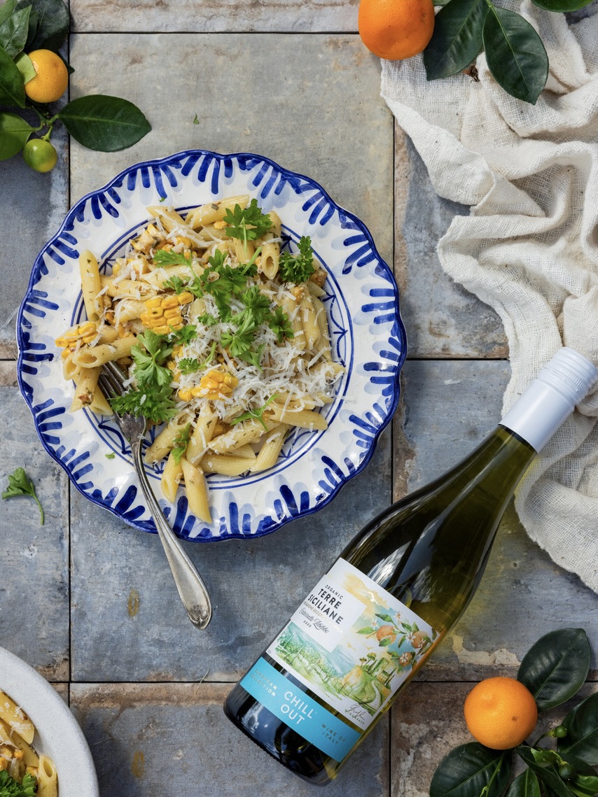 Ny årgång av Terre Siciliane Catarratto Zibibbo Organic tillsammans med pastarätt av Jessica Frej pressbild: chillout